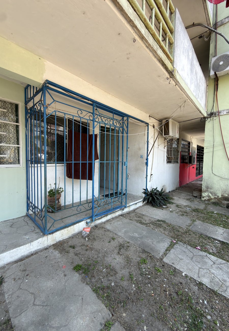 Antes: departamento deteriorado con reja oxidada
