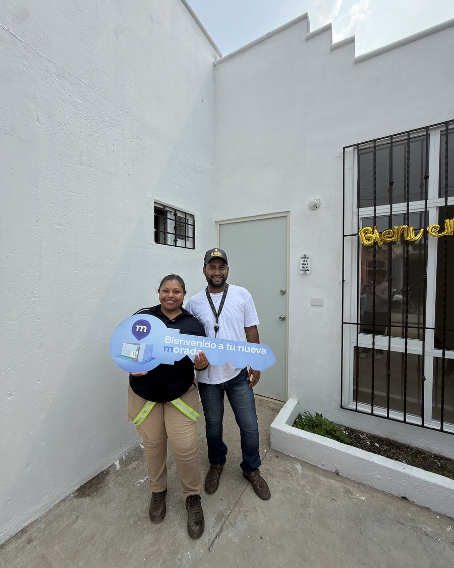 Pareja recibiendo la llave de su nueva casa