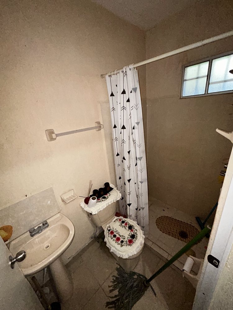 Baño viejo y percudido antes de la remodelación